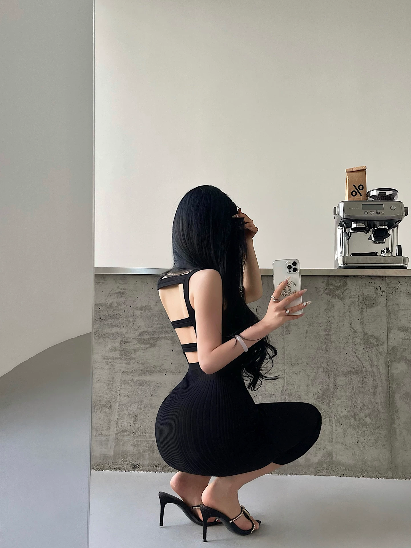 Váy liền thân ôm sát gợi cảm YoungGirlDay, thiết kế khoét lưng, chất liệu dệt kim, kiểu dáng ôm sát tôn dáng, dài ngang đùi, dây spaghetti.