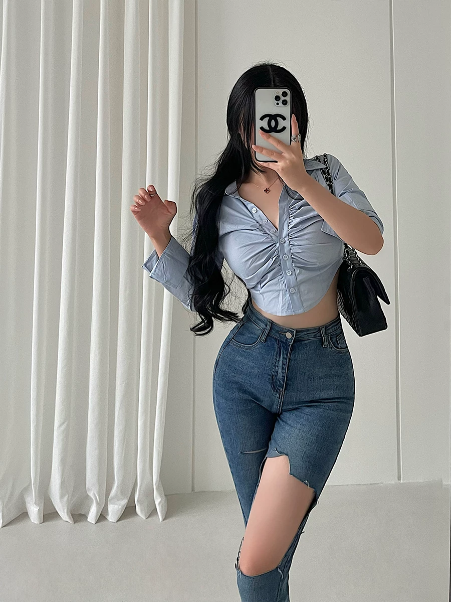 YoungGirlDay phong cách thuần khiết gợi cảm, áo sơ mi ngắn tay dài có cổ xếp ly, thắt eo, kiểu dáng gợi cảm.