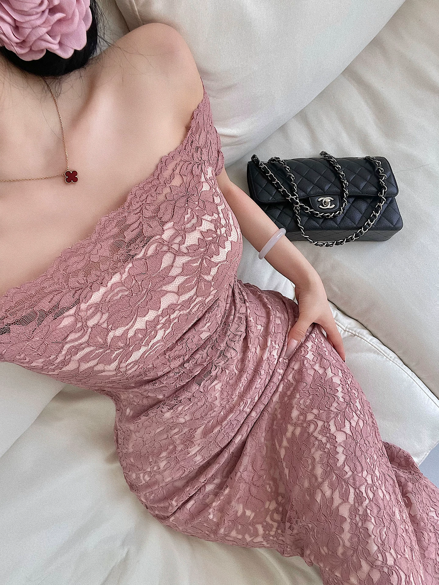 YoungGirlDay Váy ren ôm sát một vai, trong sáng và gợi cảm, có đường xẻ lưng, kiểu dáng dài vừa phải.