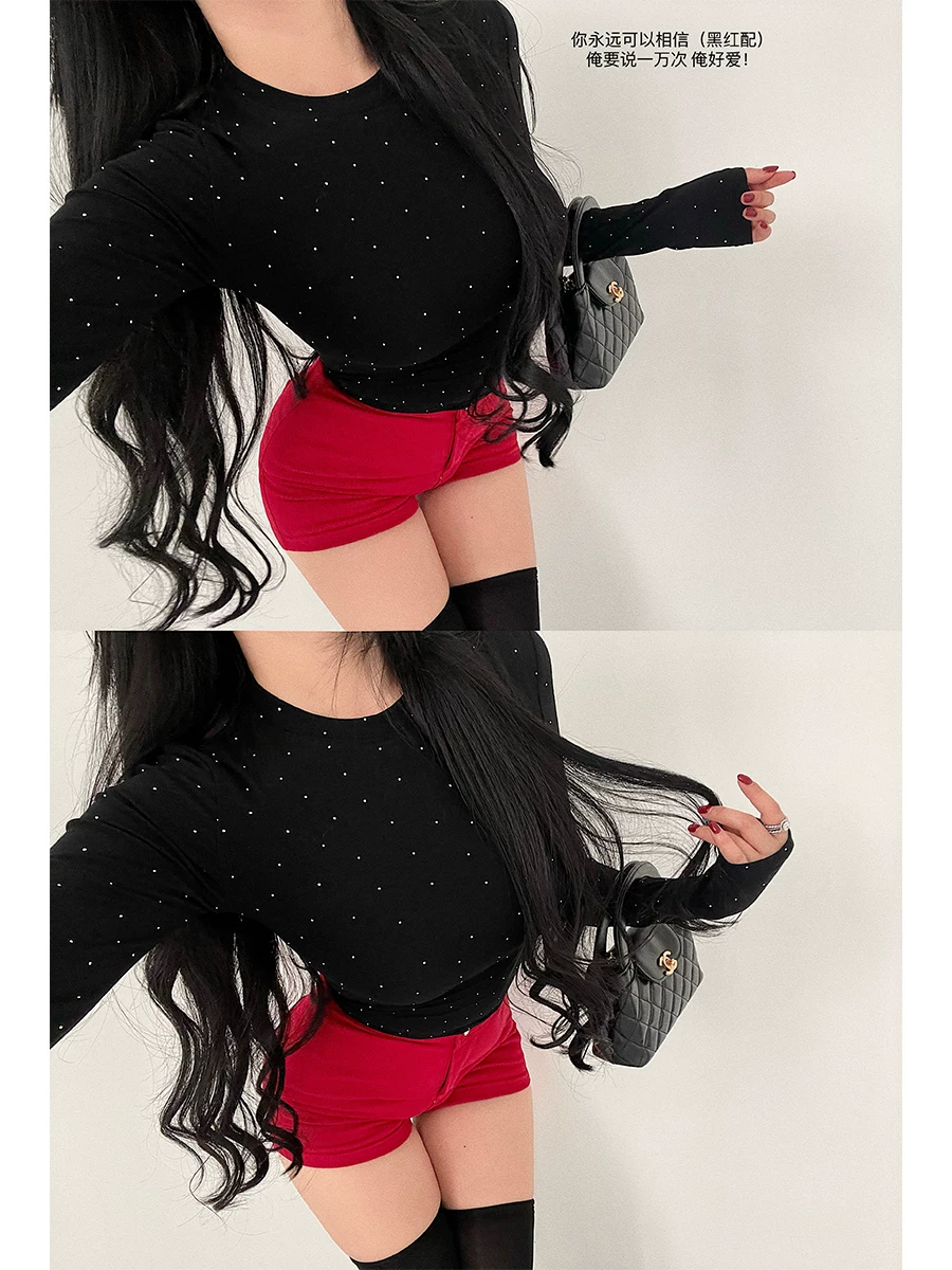 Áo thun dài tay cổ tròn cơ bản của YoungGirlDay Kardashian, được trang trí bằng kim cương giả, kiểu dáng ôm sát cơ thể.