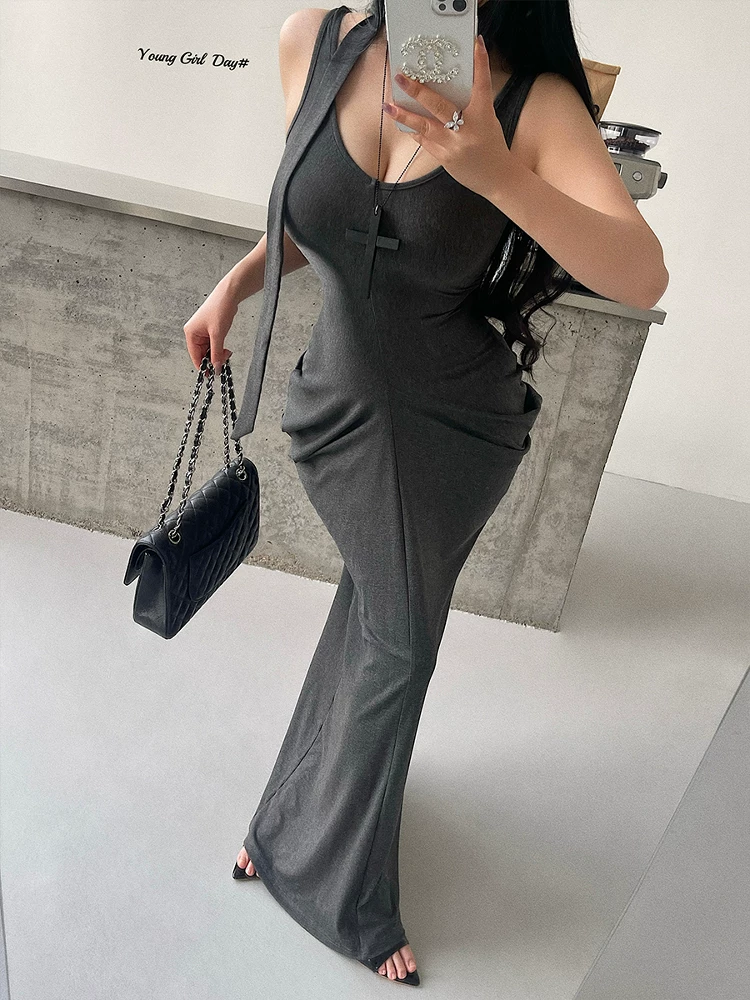 Váy ôm eo, xếp ly, kiểu dáng đồng hồ cát gợi cảm của YoungGirlDay Kardashian, có dây đeo và chân váy dài.