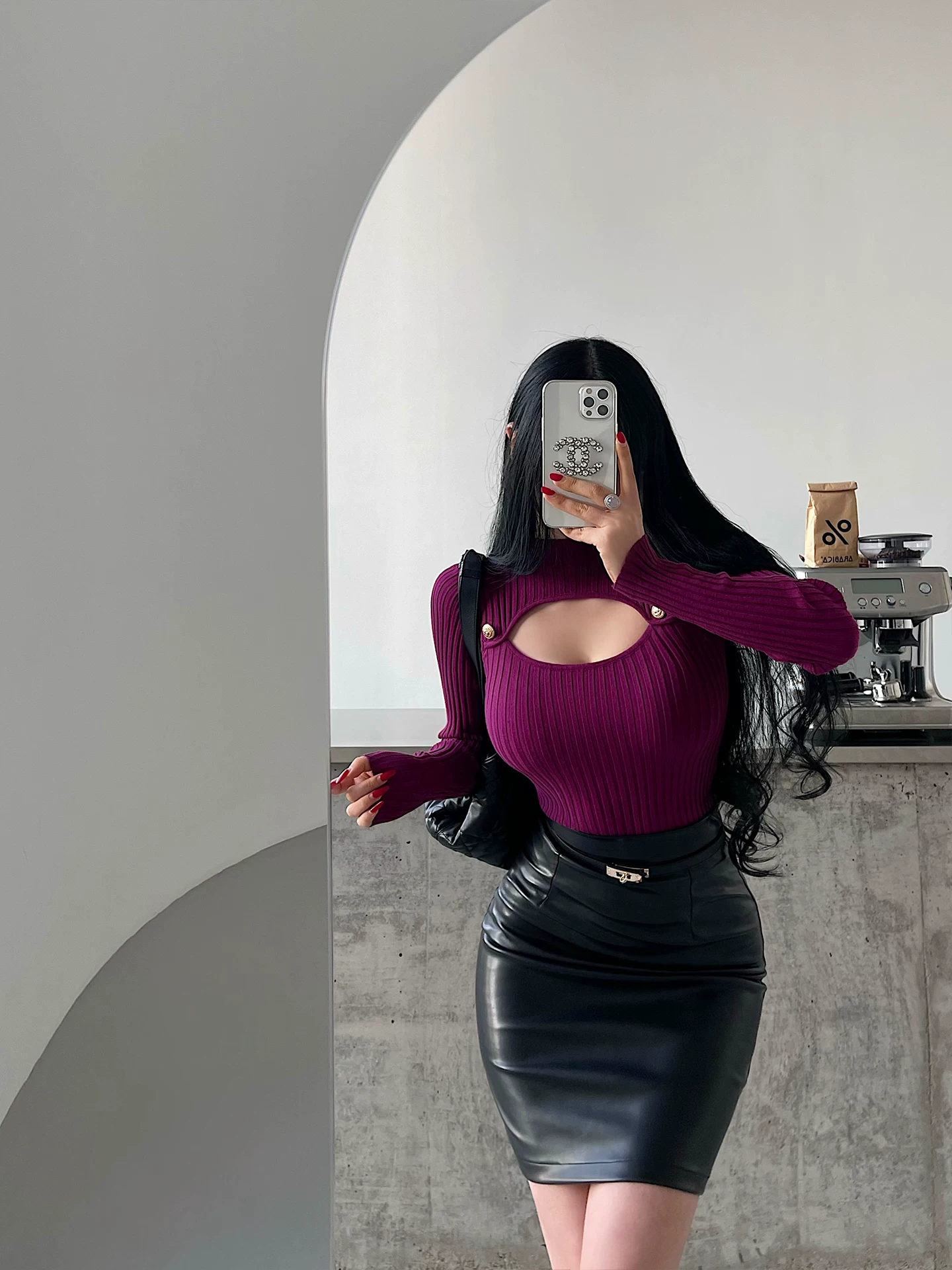 YoungGirlDay khao khát thuần khiết, áo dệt kim dài tay cổ cao, khoét rỗng phía trước gợi cảm