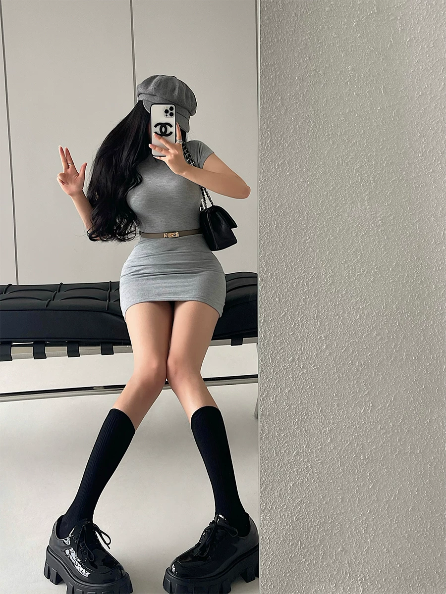 YoungGirlDay phong cách thuần khiết gợi cảm, váy ngắn tay ôm sát, cổ cao, ôm sát hông, kèm váy ngắn ôm sát và thắt lưng.
