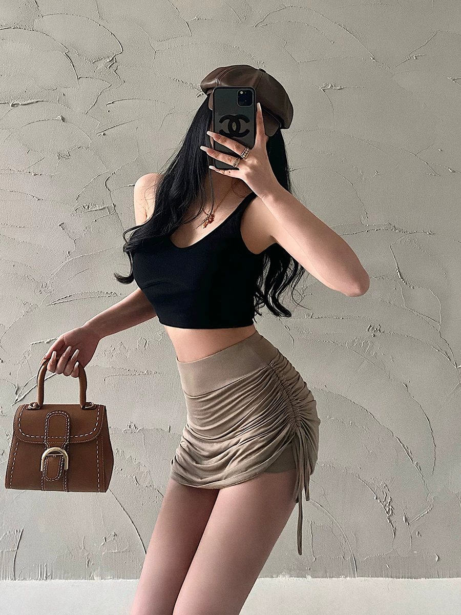 Áo crop top ngắn bó sát gợi cảm, tôn dáng, không tay, kiểu camisole dành cho nữ giới trẻ.