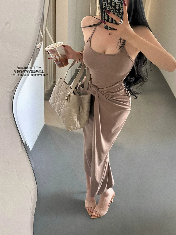 Đầm dài ôm sát body, cổ halter, lưng trần, xếp ly, eo thon, phong cách gợi cảm, quyến rũ, kiểu dáng trẻ trung, thuần khiết.
