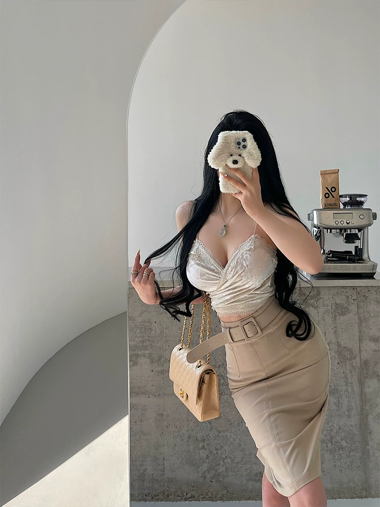 YoungGirlDay Pure Desire Cổ chữ V gợi cảm có dây đeo chéo mỏng viền ren nhung hở lưng.