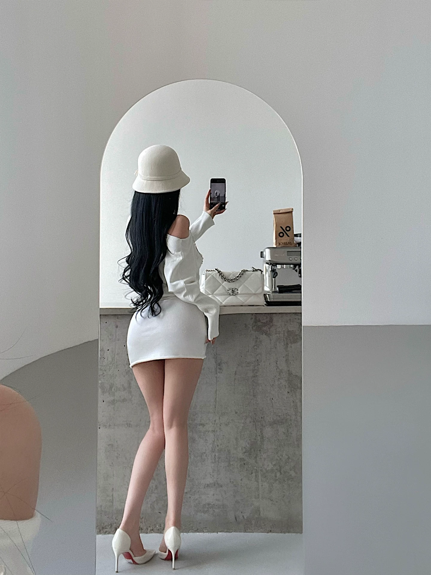 YoungGirlDay phong cách lười biếng, áo trễ vai dáng rộng tay dài, cạp cao ôm hông, viền cuộn, váy ngắn, bộ đồ dệt kim hợp thời trang