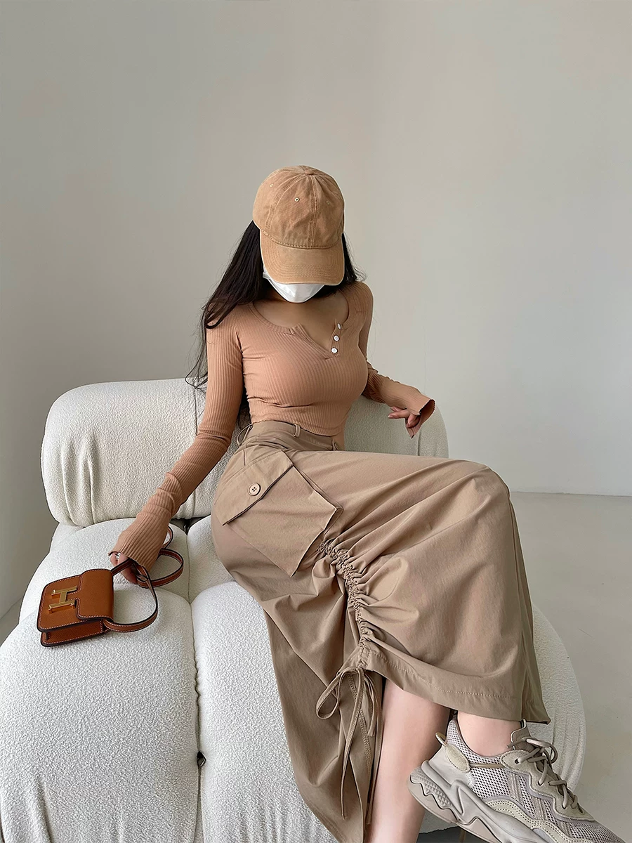 YoungGirlDay Phong cách đường phố kiểu Mỹ, dáng rộng, có dây rút, xếp ly, xẻ lưng, váy công sở dài vừa phải.