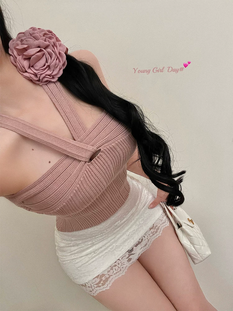 Áo thun ôm sát gợi cảm, kiểu dáng trẻ trung, phong cách YoungGirlDay, thiết kế hở vai, chất liệu thun dệt kim, cổ halter.