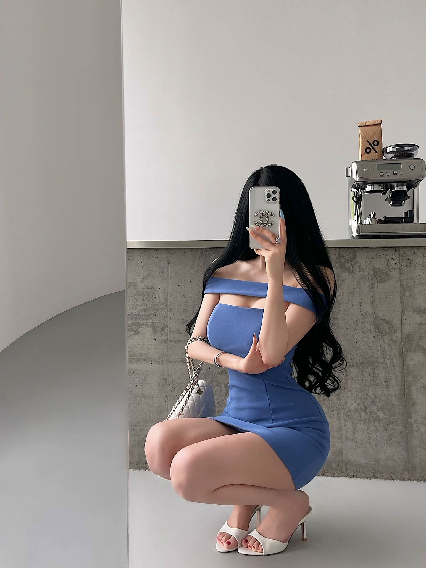 YoungGirlDay váy một vai gợi cảm thuần khiết với phần trước khoét rỗng, ôm vừa vặn, váy ngắn ôm sát cơ thể.