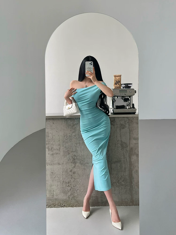 YoungGirlDay phong cách thuần khiết gợi cảm, đầm ôm sát một vai, eo xếp ly, xẻ tà, dài vừa phải