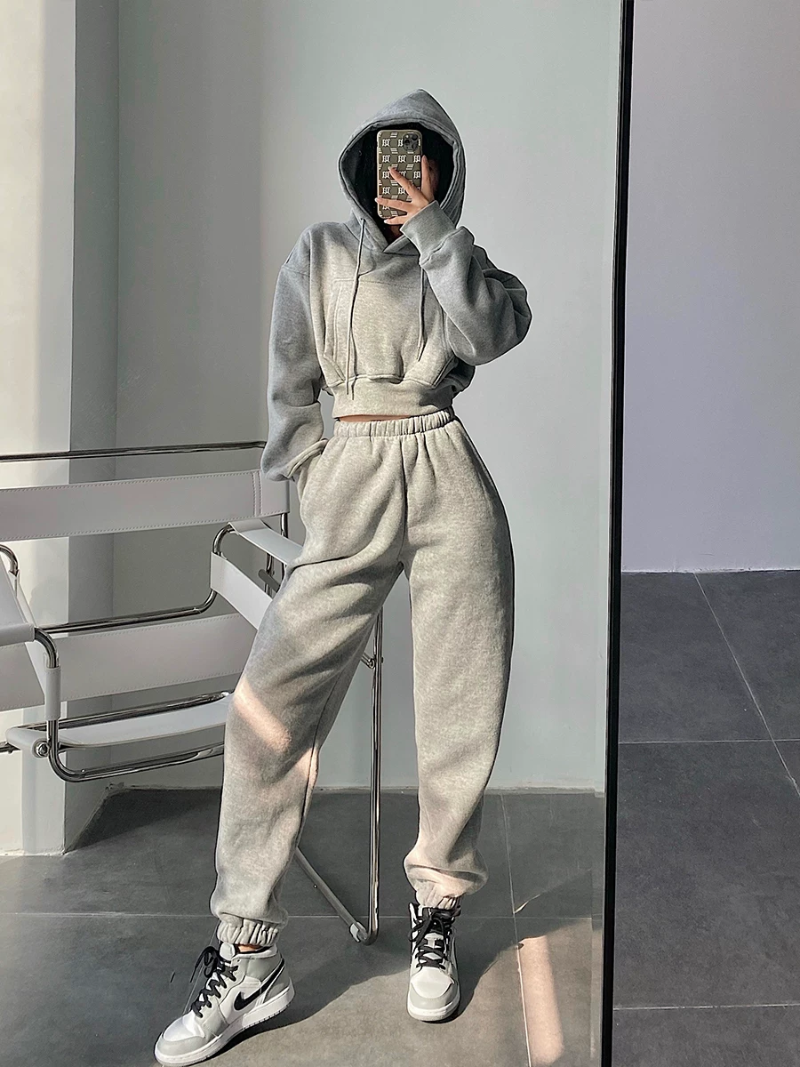 Bộ đồ thể thao nữ phong cách đường phố Âu Mỹ gồm áo hoodie ngắn có túi và quần jogger cạp cao rộng rãi