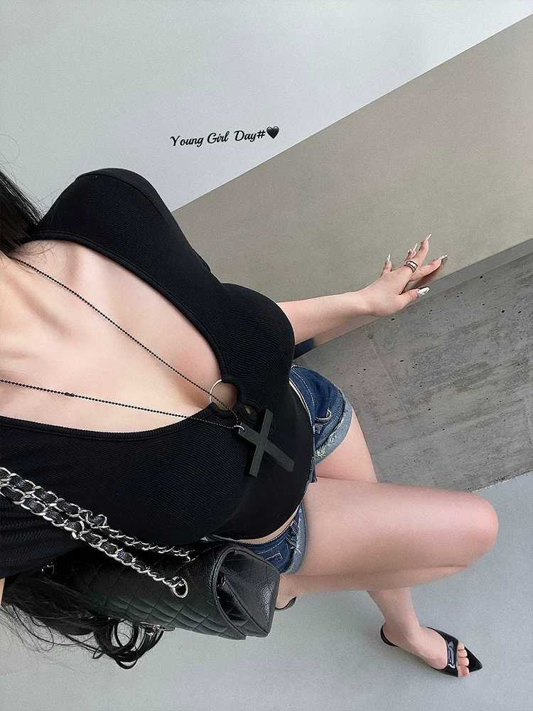 Áo thun bodysuit tay ngắn ôm sát cổ chữ V khoét rỗng gợi cảm YoungGirlDay có đệm ngực tích hợp.