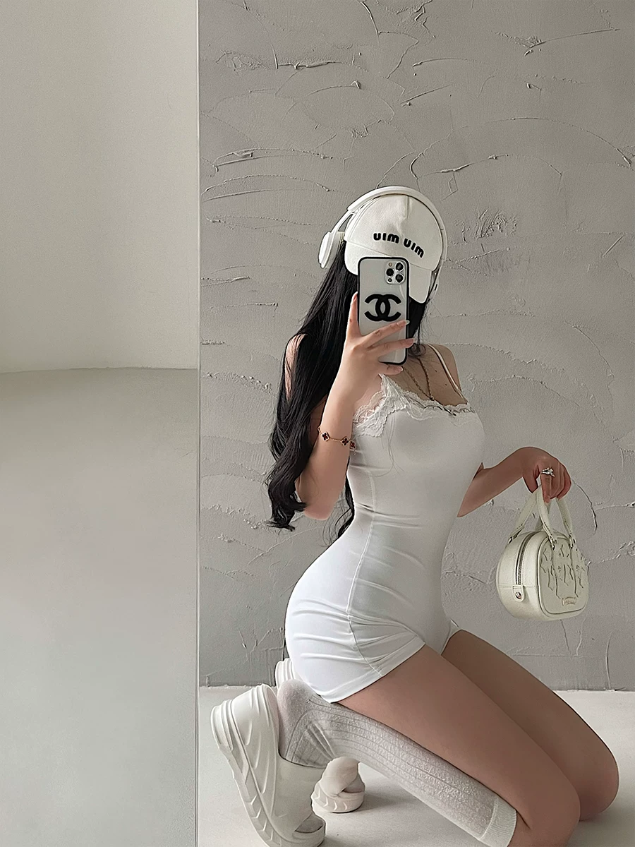 Đầm liền thân ngắn gợi cảm YoungGirlDay, thiết kế ôm sát, dây đeo vai có thể điều chỉnh, viền ren.