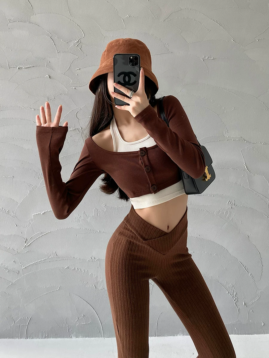 YoungGirlDay gợi cảm bó sát, áo crop top ngắn cổ yếm, áo cardigan dài tay ba nút, bộ hai món