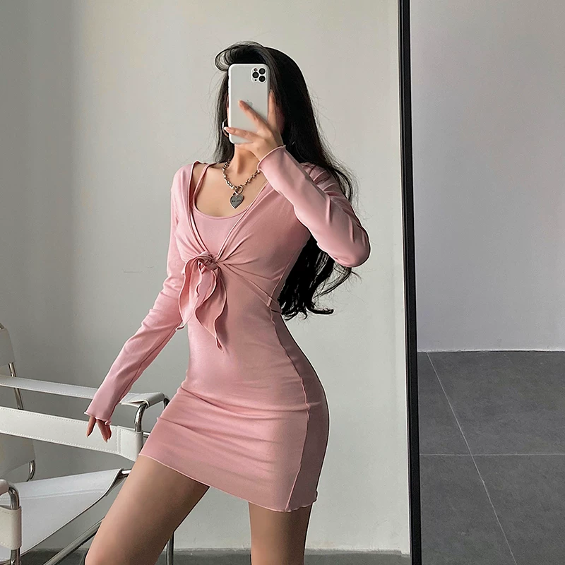 YoungGirlDay Váy ngắn ôm sát gợi cảm phong cách Âu Mỹ với dây đeo spaghetti và bộ áo khoác dài tay.