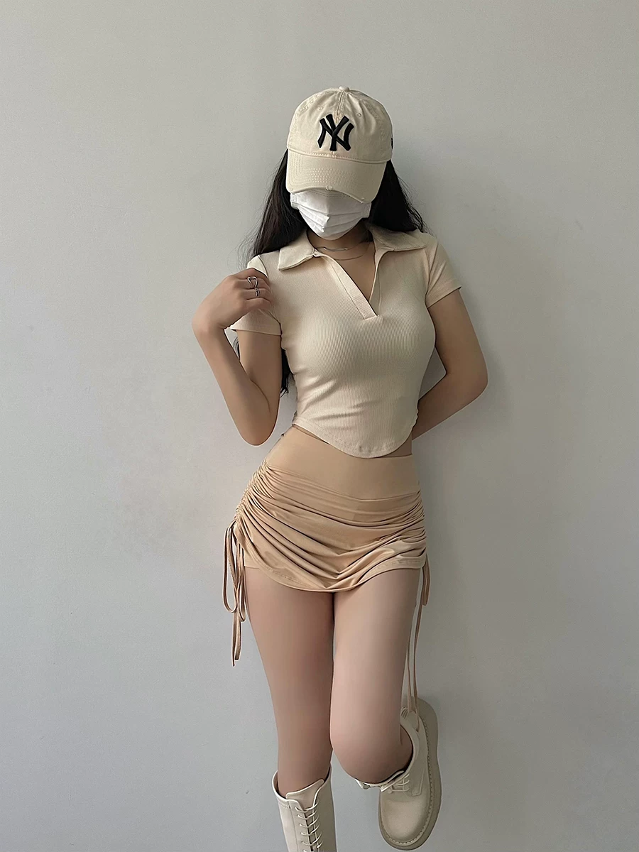 Áo crop top ngắn có cổ, ôm sát, vạt cong, lộ rốn và tay ngắn YoungGirlDay gợi cảm.