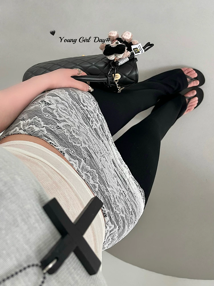 YoungGirlDay quần ống loe cạp cao phối ren mang phong cách thuần khiết gợi cảm, giúp chân trông dài hơn, quần dài chạm sàn hợp thời trang.