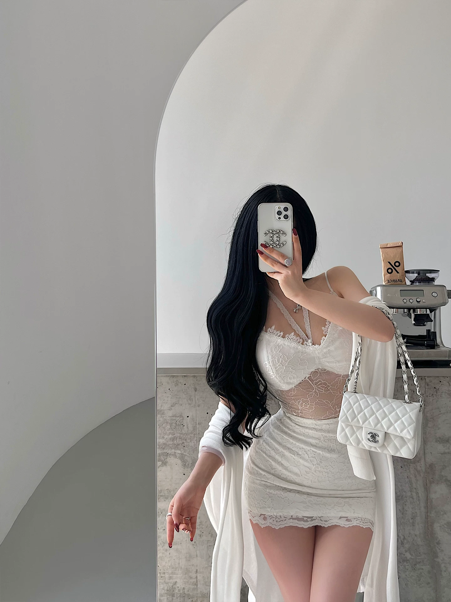 YoungGirlDay pure Desire vibe áo yếm ngắn có dây buộc cổ, ren gợi cảm, khoét lỗ, ôm sát cơ thể, có miếng đệm ngực.