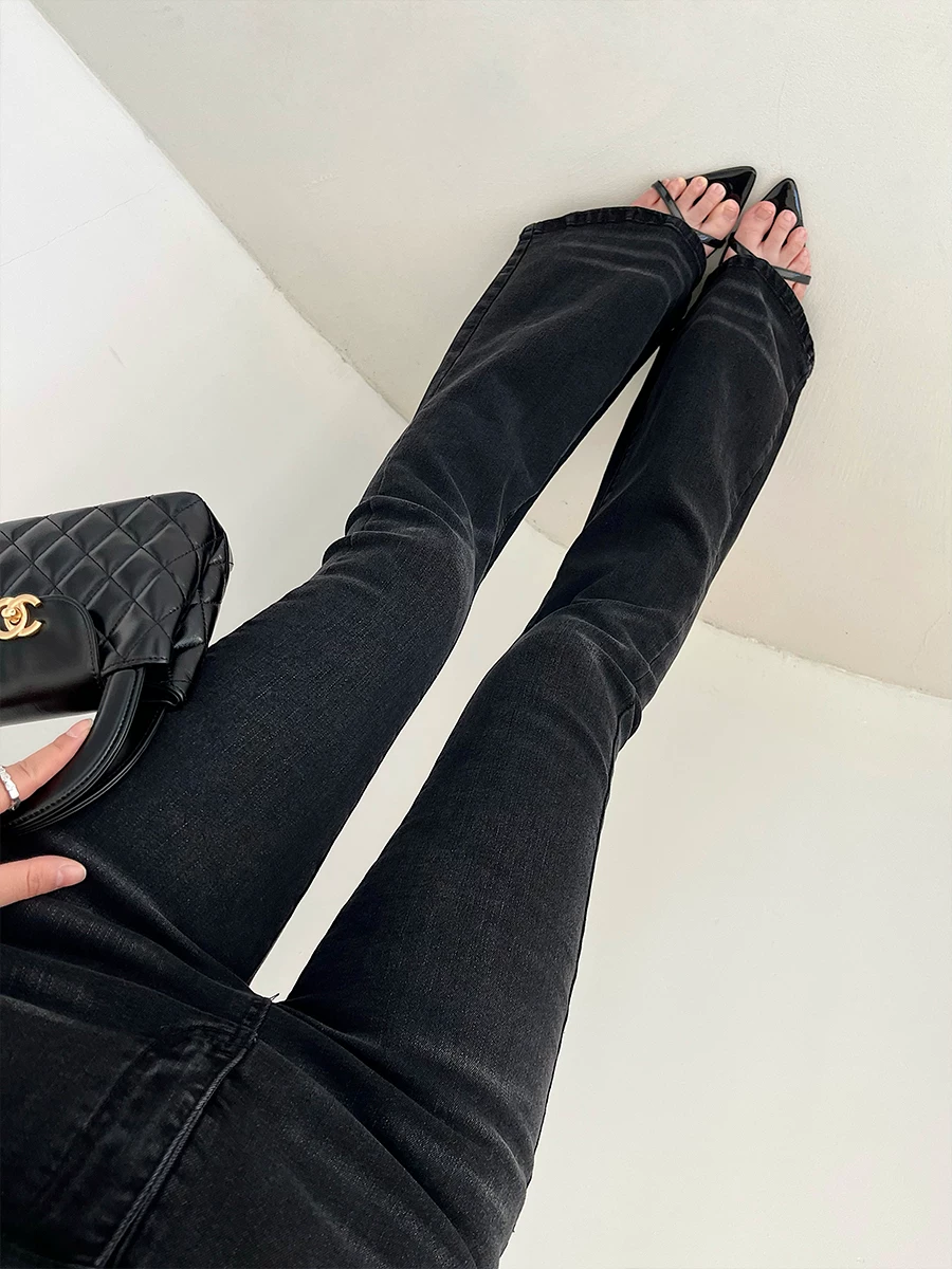 Quần jeans ôm sát cạp cao phong cách Âu Mỹ dành cho nữ, tôn dáng, nâng mông, giúp chân trông dài hơn, thiết kế hơi loe và dài chạm sàn.