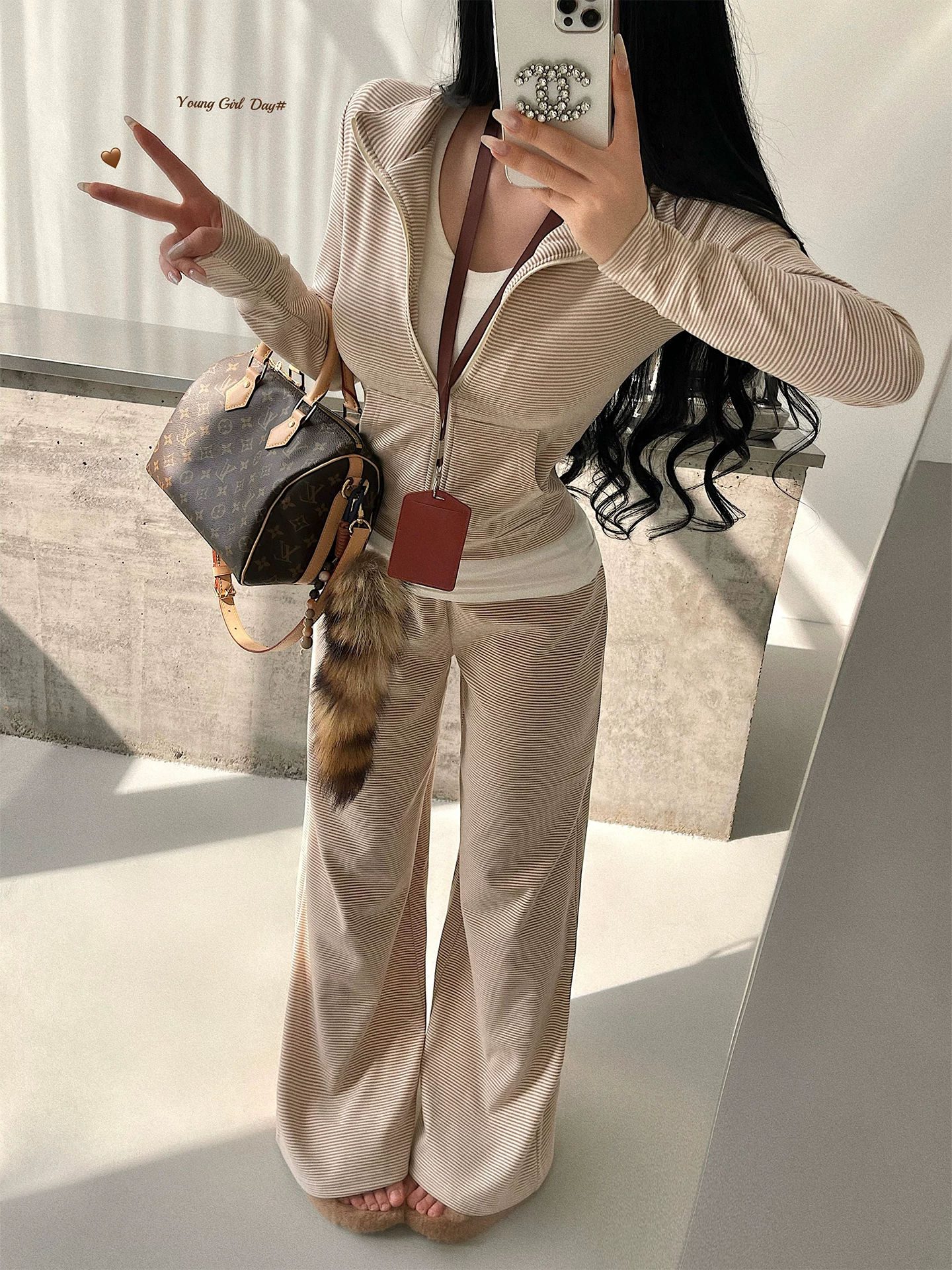 YoungGirlDay phong cách thuần khiết gợi cảm, áo khoác cardigan sọc có khóa kéo, quần ống rộng cạp cao, quần dài chạm sàn, bộ đồ