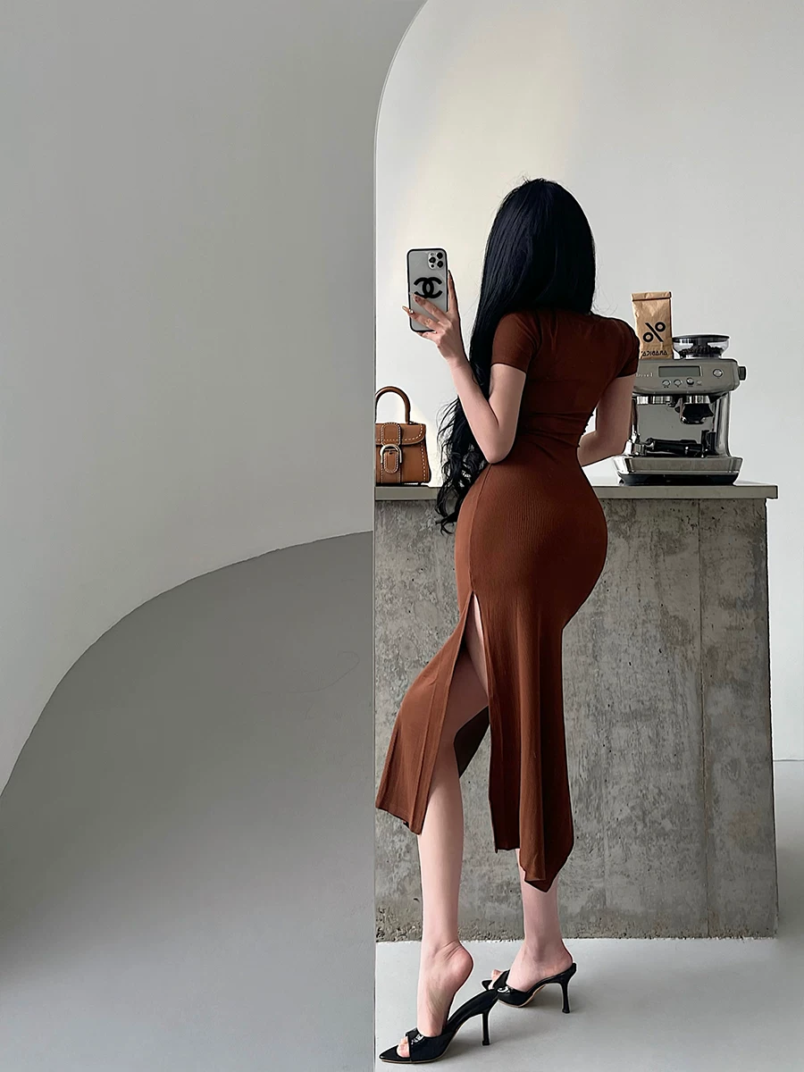 Váy ôm sát dáng dài vừa phải, tay ngắn, xẻ tà, eo thon, kiểu cơ bản của YoungGirlDay Kardashian.