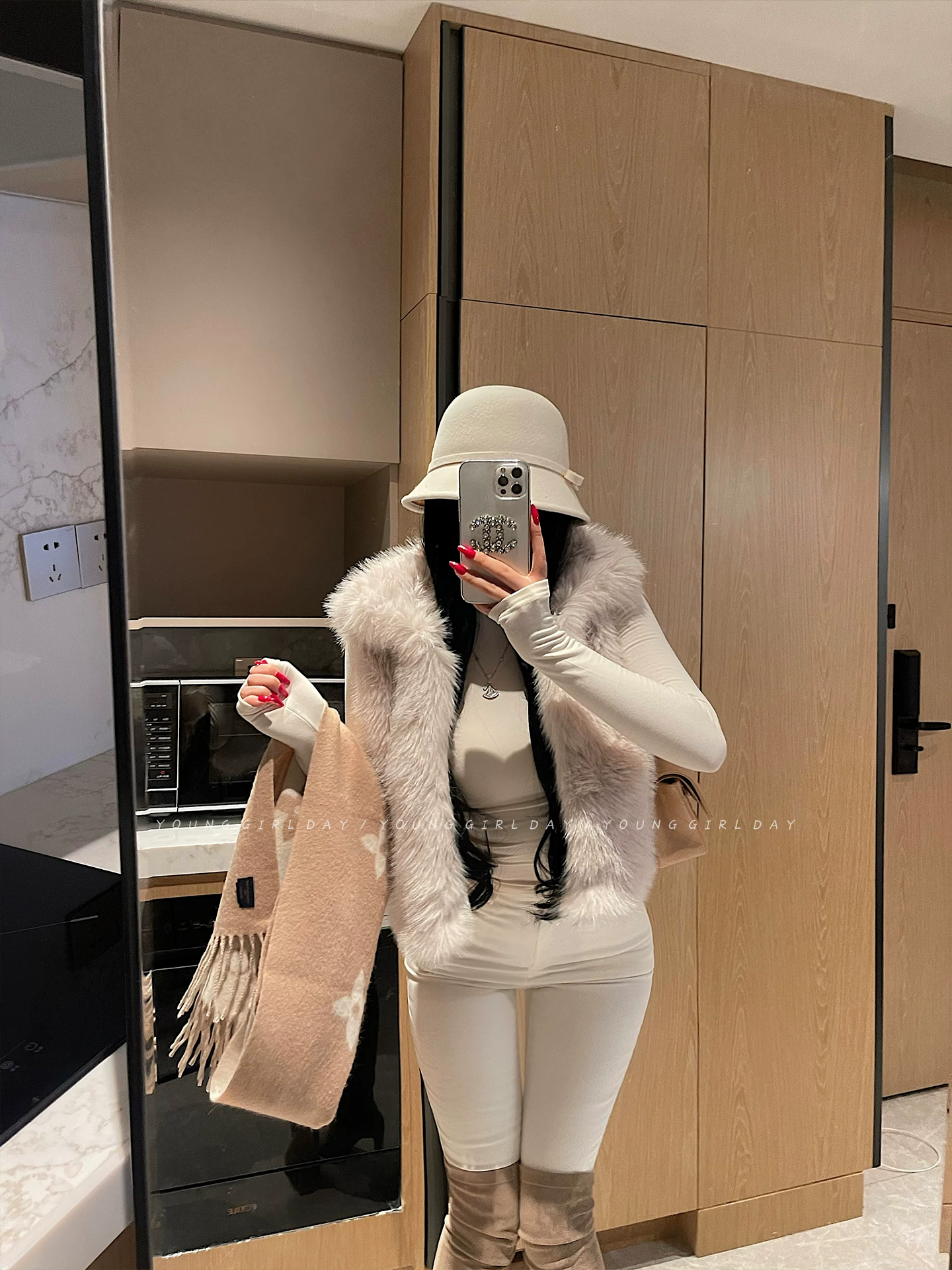 YoungGirlDay phong cách trưởng thành, khao khát thuần khiết, áo vest ngắn lông thú giả dáng ôm vừa vặn mùa thu đông.