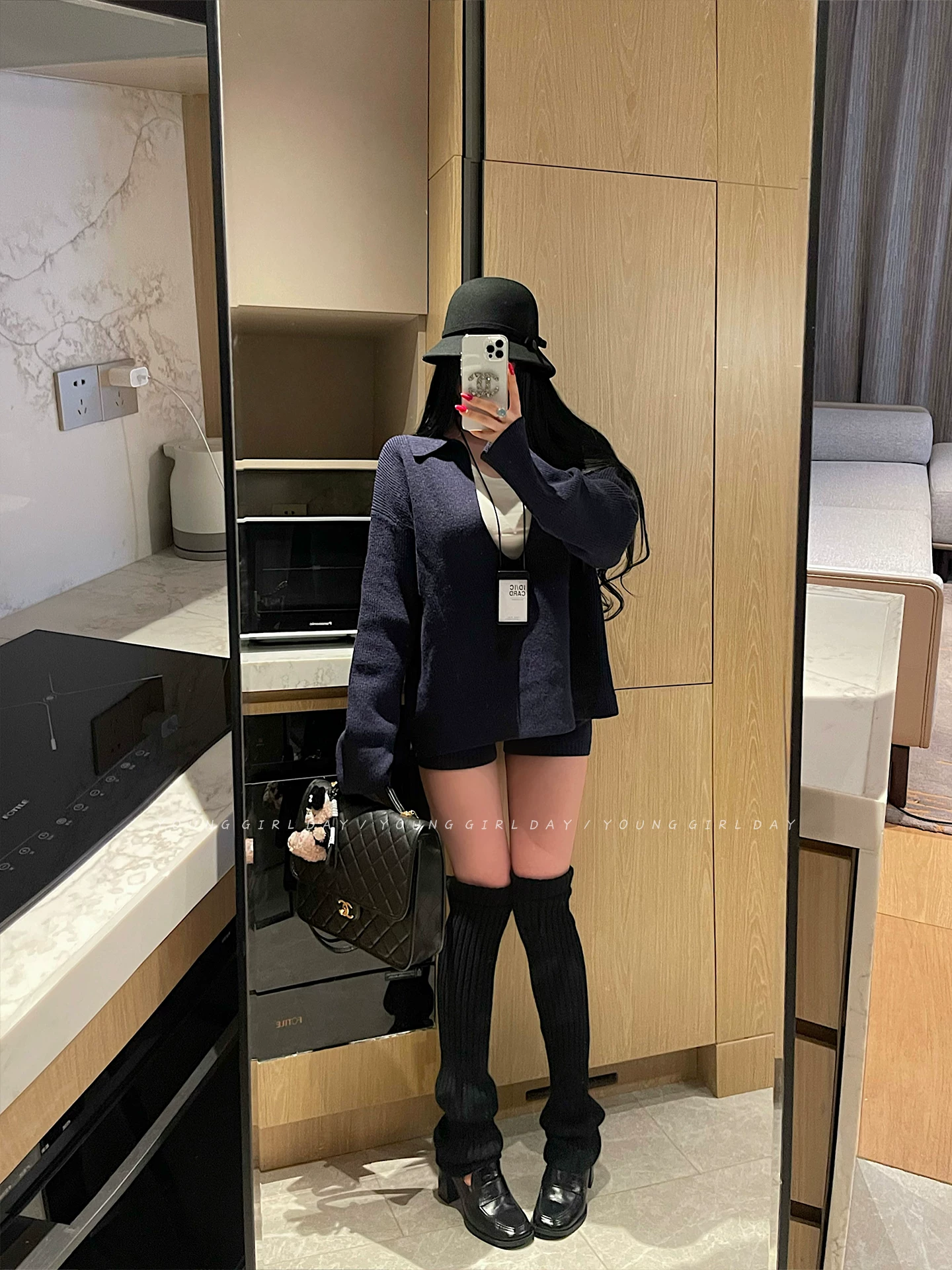 YoungGirlDay lazy vibe áo len dệt kim cổ chữ V dáng rộng, quần short cạp cao, bộ đồ thường ngày