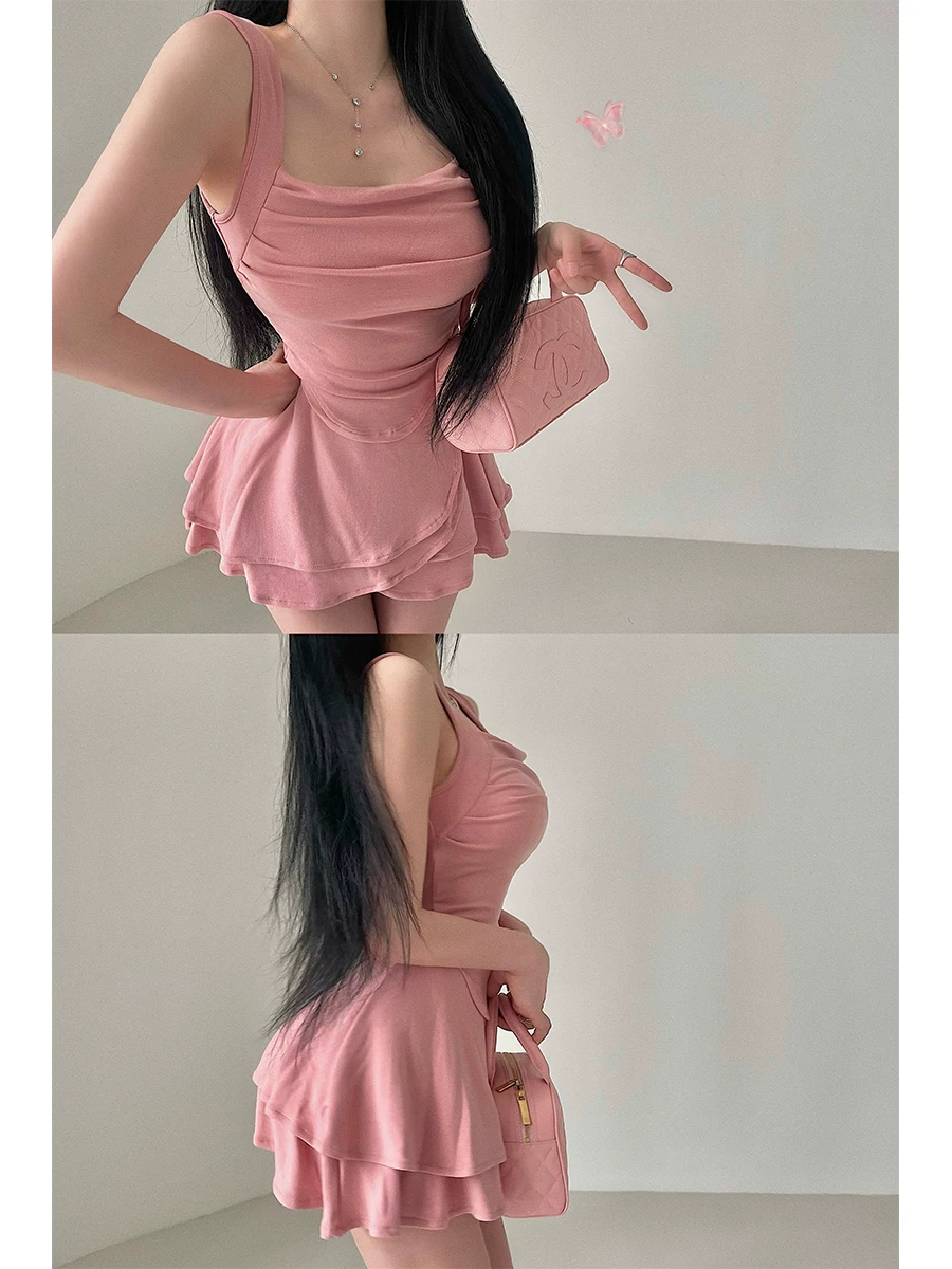Bộ vest xếp ly YoungGirlDay mang phong cách thuần khiết gợi cảm, có đệm ngực và chân váy xếp ly bất đối xứng cạp cao.