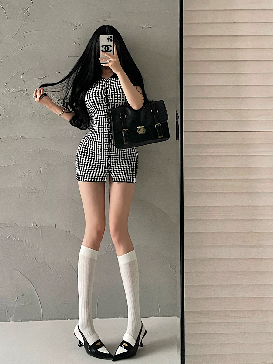 YoungGirlDay Váy ngắn tay ôm sát kiểu cổ điển Mỹ có họa tiết hình thoi, có cổ áo, tay áo ngắn, kiểu dáng ôm sát, có chân váy ôm sát.
