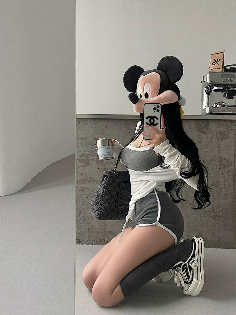 Bộ đồ hai mảnh YoungGirlDay pure Desire gồm áo hai dây có đệm, áo khoác tay dài, quần short cạp cao có dây rút.