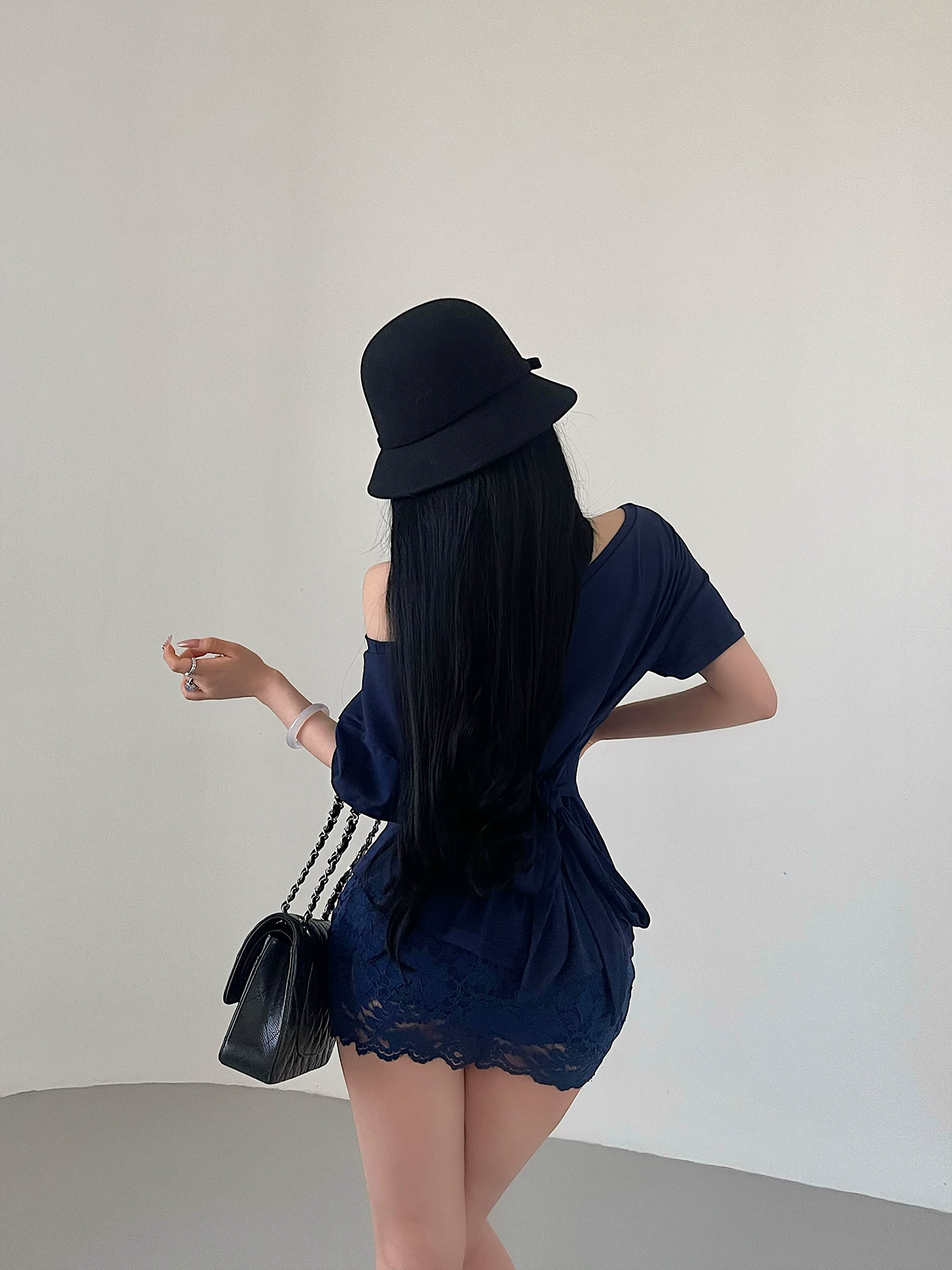 YoungGirlDay Pure Desire Phong cách lười biếng gợi cảm lệch vai dáng rộng giảm béo thắt eo áo thun ngắn tay dành cho nữ.