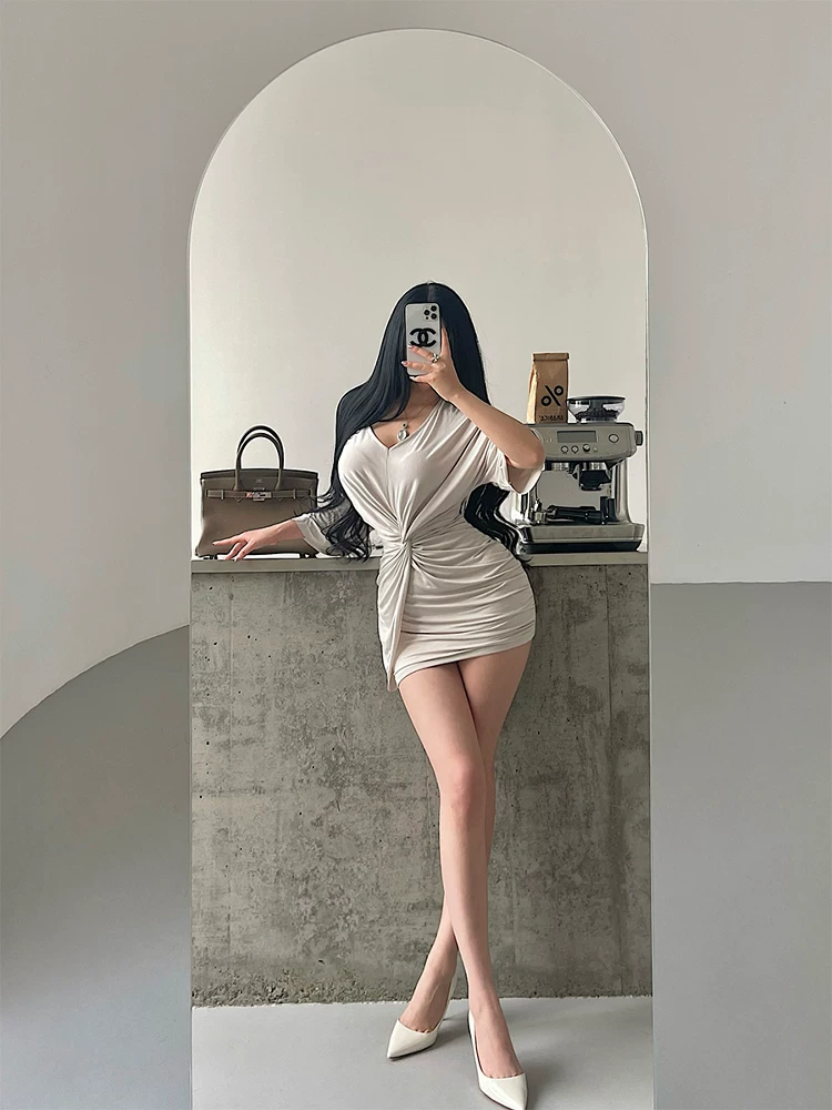 YoungGirlDay Pure Desire Không khí thư thái Váy ngắn ôm sát cổ chữ V gợi cảm có đường viền eo ôm sát cơ thể.