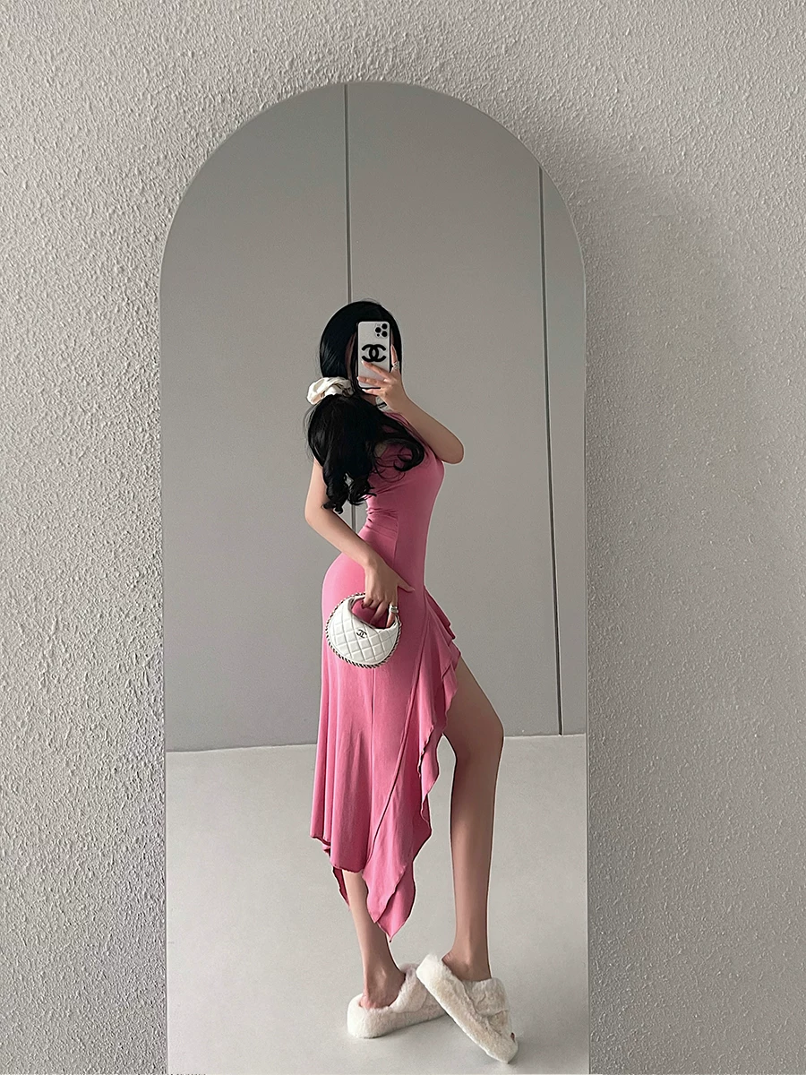 YoungGirlDay váy dài vừa phải, cổ tròn, không tay, xẻ tà cao, gợi cảm, quyến rũ, kiểu dáng ôm sát.