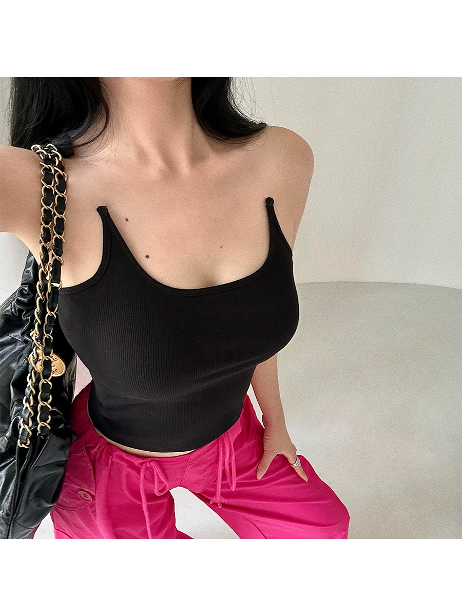 YoungGirlDay áo dây ngắn có dây đeo vai vô hình, ôm sát, màu trơn, gợi cảm.