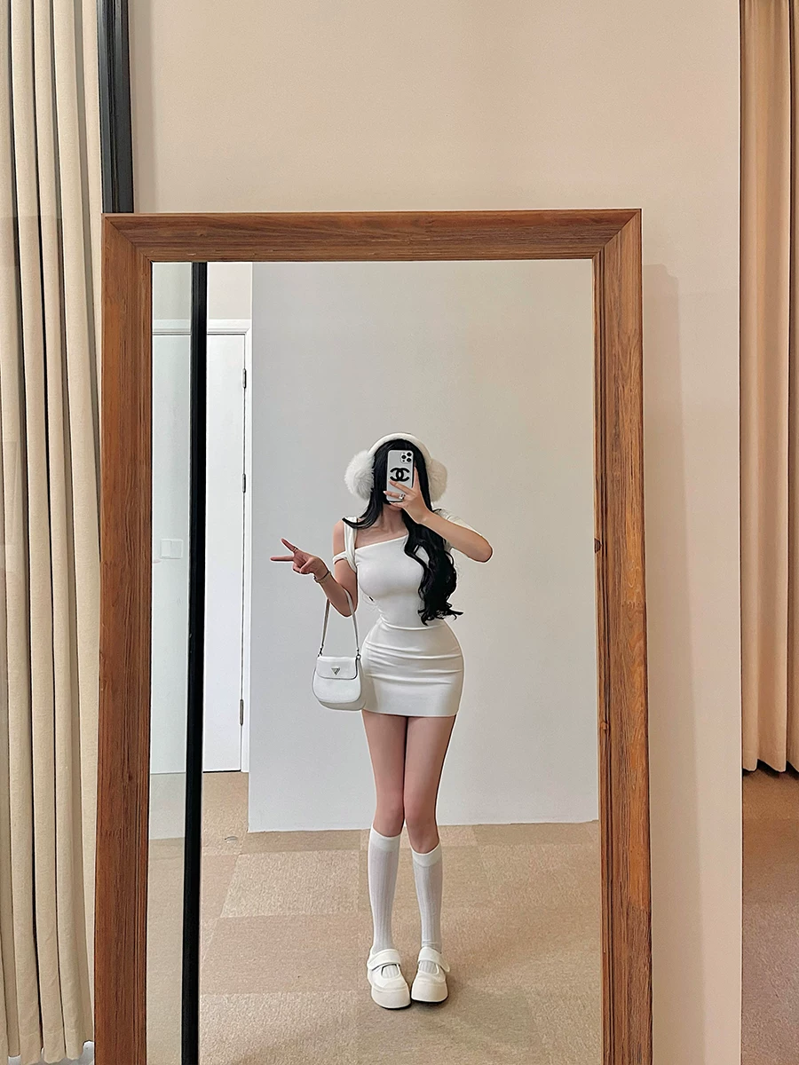 YoungGirlDay phong cách cô gái trong sáng và ngọt ngào, váy ngắn tay lệch vai, kiểu dáng ôm sát, váy ngắn ôm sát cơ thể.