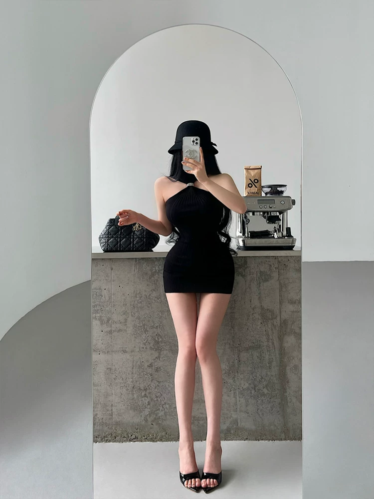 YoungGirlDay khao khát thuần khiết gợi cảm cổ cao đính kim cương giả trang trí xoắn ốc không tay bodycon váy dệt kim váy ngắn