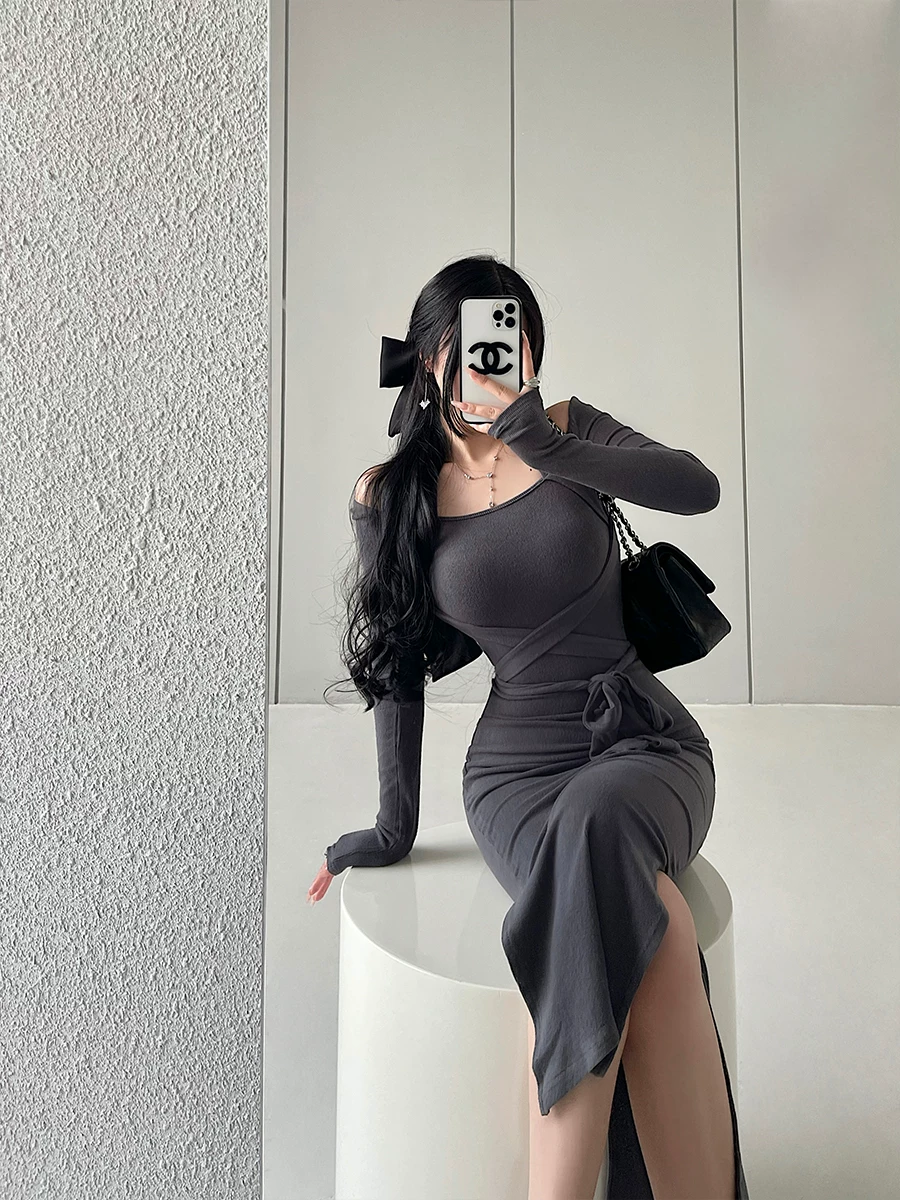 Váy ôm sát bodycon dài tay, cổ halter, xẻ tà, phối ren gợi cảm, thiết kế thắt eo, phong cách YoungGirlDay thuần khiết quyến rũ.