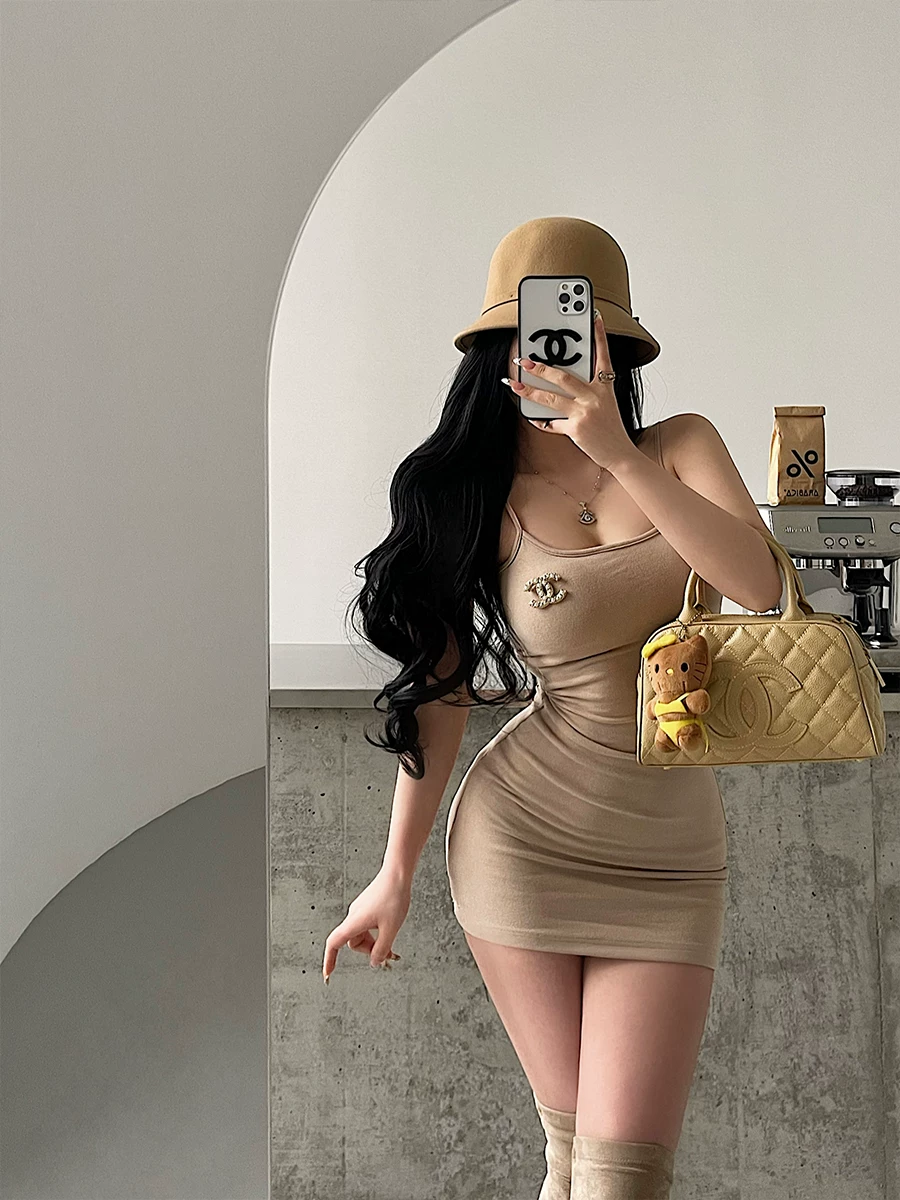 YoungGirlDay váy ngoài gợi cảm thuần khiết với miếng đệm ngực, vải chải kỹ, váy yếm, váy ngắn ôm sát.