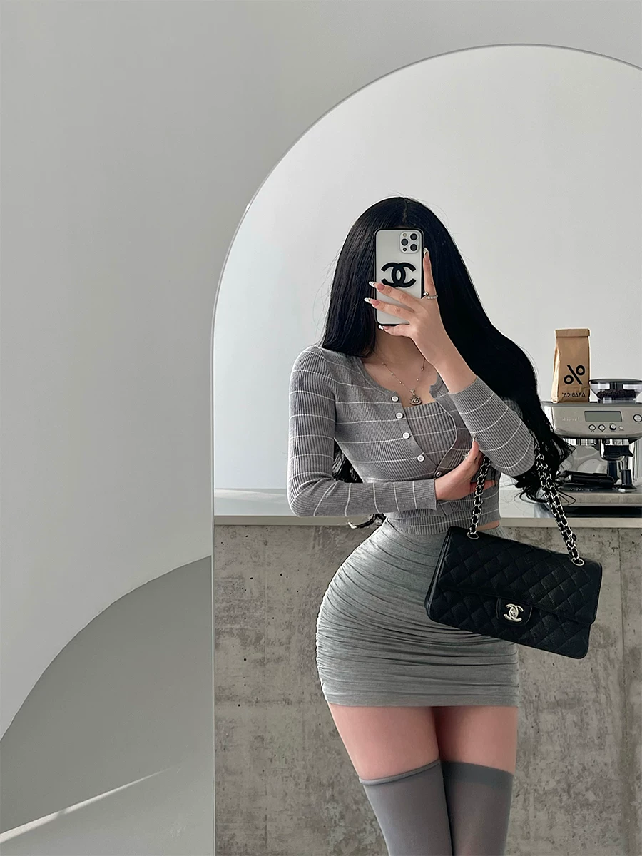 YoungGirlDay Phong cách Hàn Quốc thuần khiết gợi cảm, áo cardigan dệt kim sọc ngắn tay dài một hàng khuy và áo hai dây, bộ hai món.