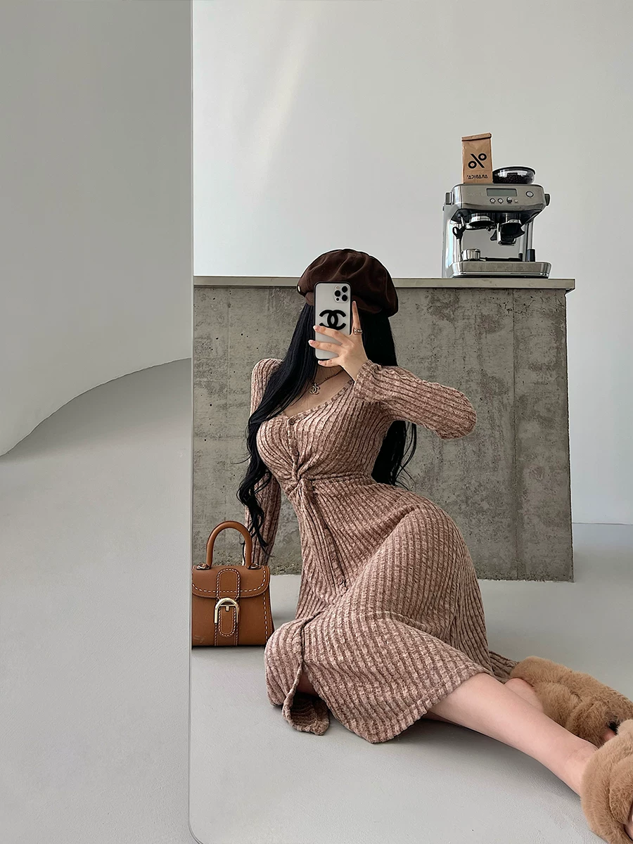 YoungGirlDay Pure Desire Style Cổ chữ V một hàng khuy xoắn eo thon gọn Váy dệt kim có gân dài vừa phải