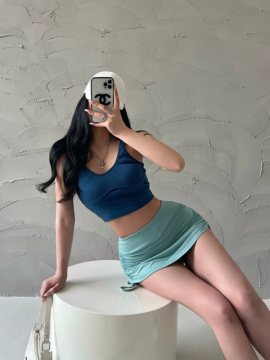 Áo crop top ngắn bó sát gợi cảm, tôn dáng, không tay, kiểu camisole dành cho nữ giới trẻ.