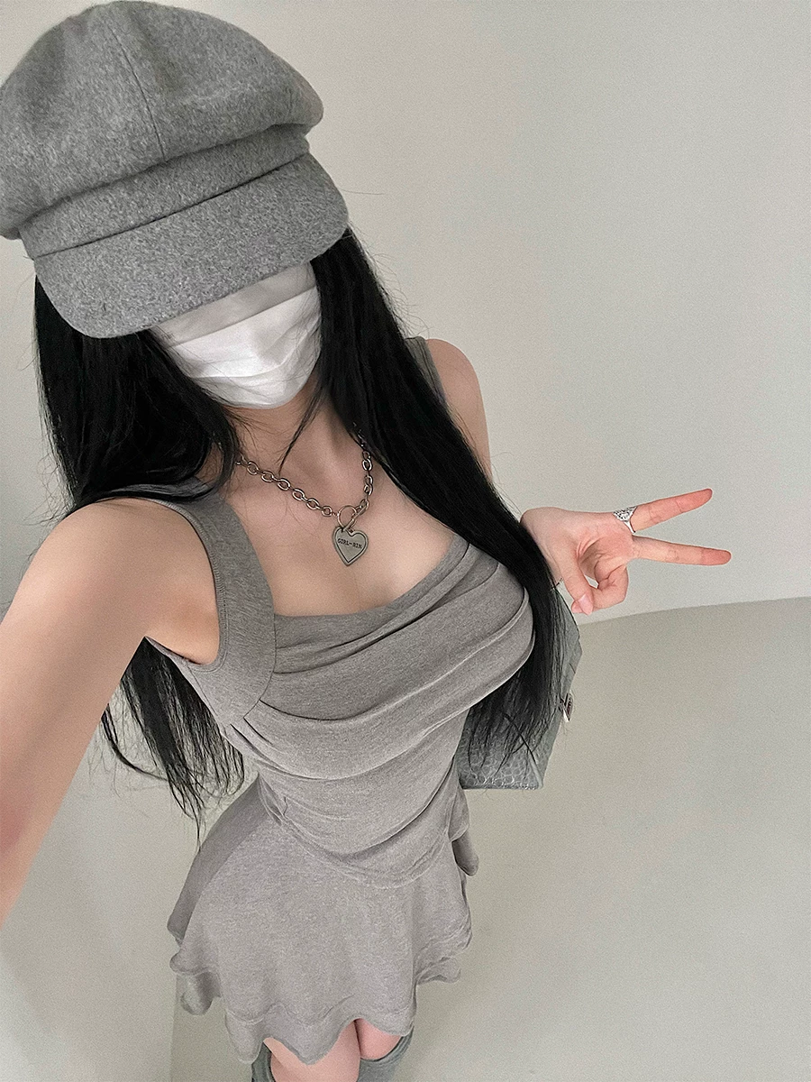 Bộ vest xếp ly YoungGirlDay mang phong cách thuần khiết gợi cảm, có đệm ngực và chân váy xếp ly bất đối xứng cạp cao.