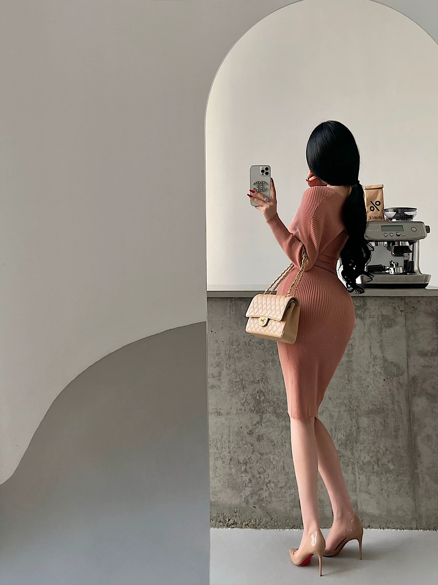 YoungGirlDay chiếc váy bodycon dệt kim một vai bất đối xứng màu hồng gợi cảm, hơi say đắm, có thắt lưng.