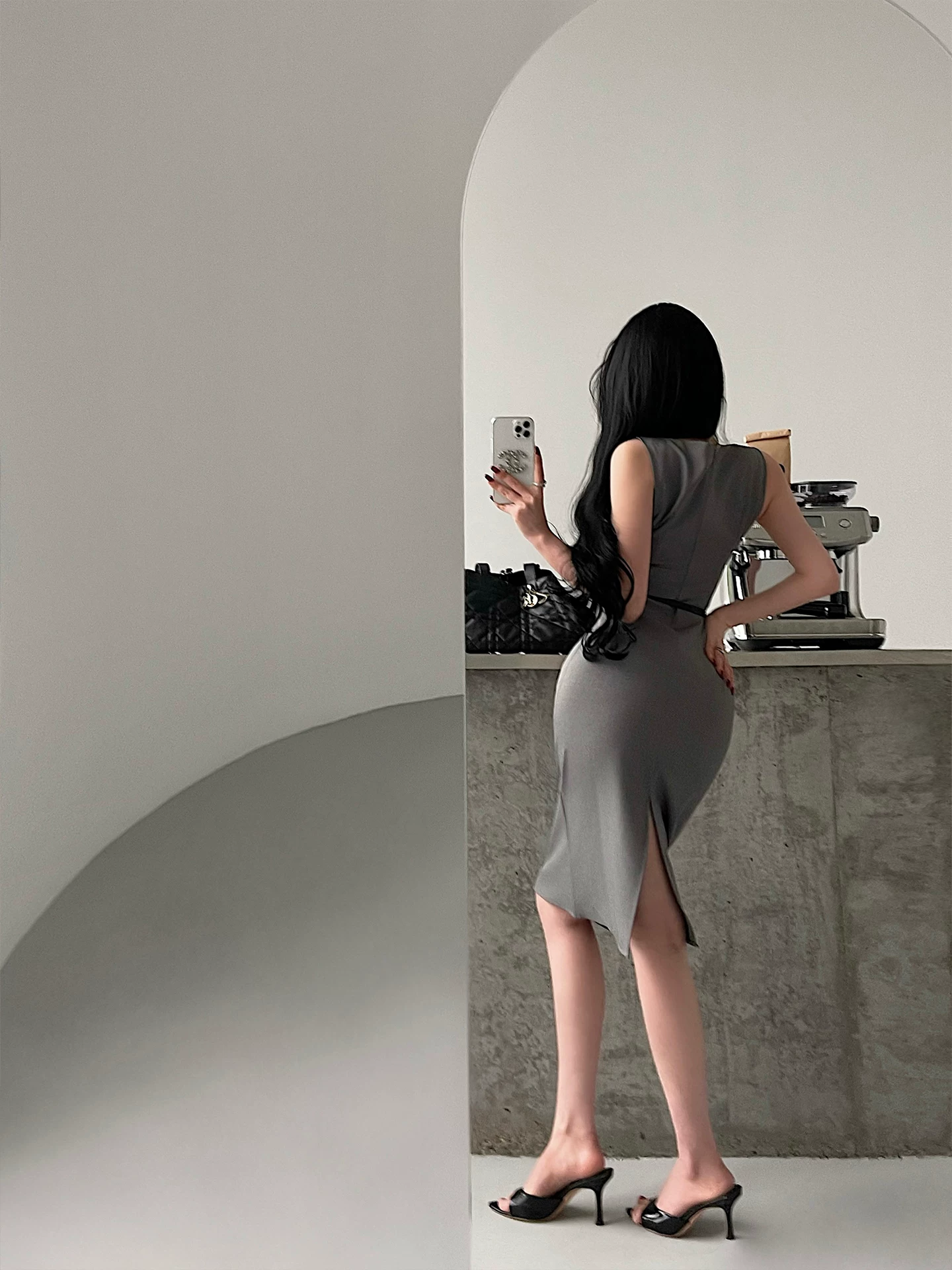 YoungGirlDay trưởng thành và thông minh phong cách OL gợi cảm, váy vest không tay ôm eo, váy ngắn ôm sát cơ thể.