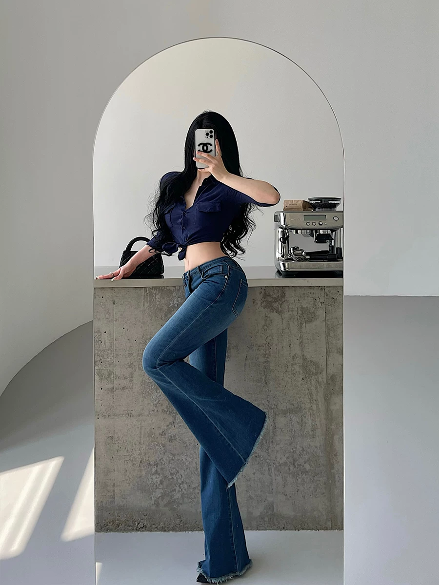 YoungGirlDay Quần jean ống loe cạp thấp kiểu Hàn Quốc dành cho cô gái cá tính, giúp chân trông dài hơn với thiết kế viền xù và dài chạm sàn.