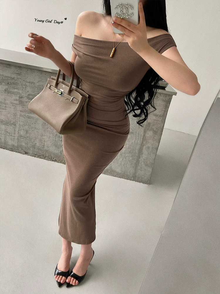 YoungGirlDay phong cách thuần khiết gợi cảm, đầm ôm sát một vai, eo xếp ly, xẻ tà, dài vừa phải