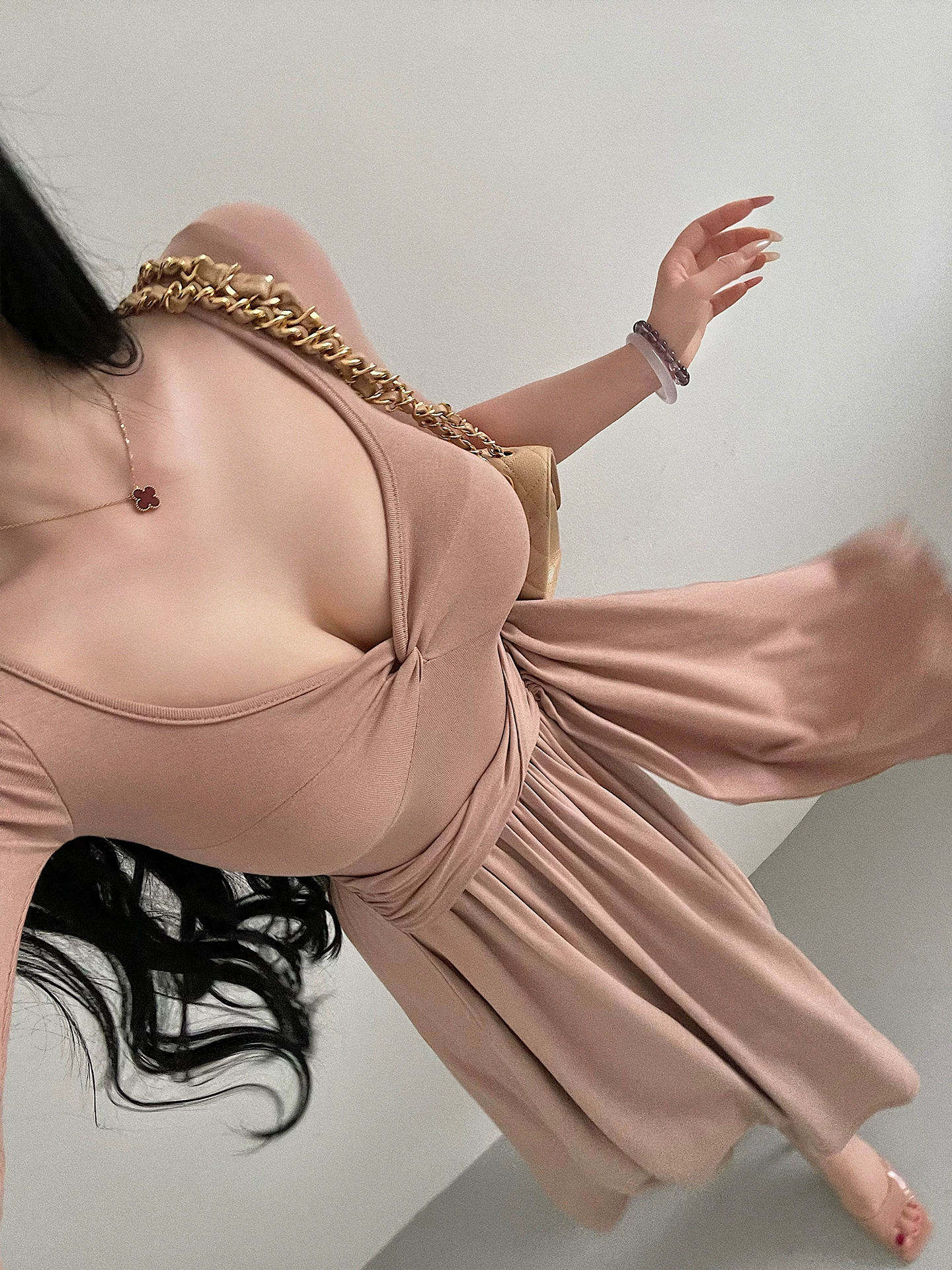 YoungGirlDay Pure Desire Style Váy thắt nút cổ chữ V gợi cảm với thiết kế nâng ngực, ôm eo, hiệu ứng giảm béo, viền xếp nếp, váy dài.