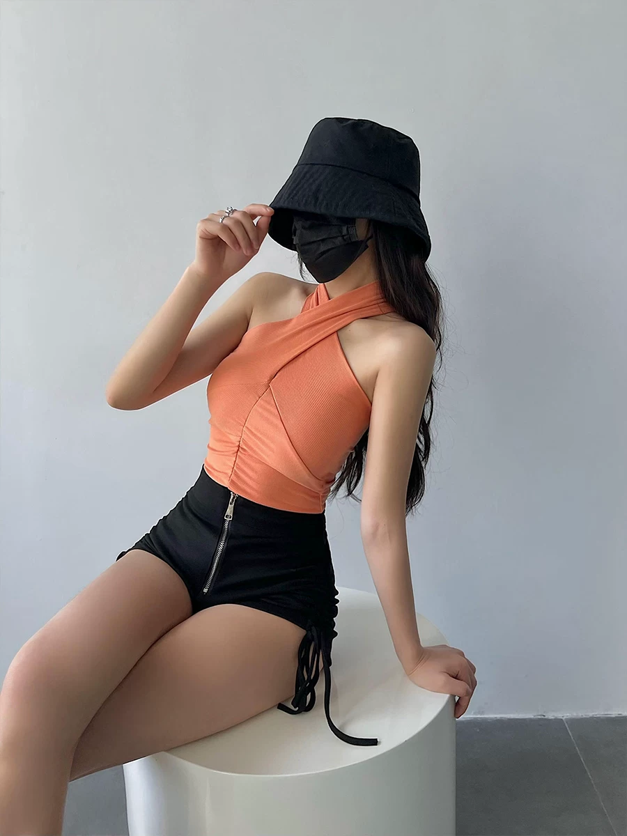 Áo crop top ngắn bó sát, xếp ly, cổ halter chéo, gợi cảm, phong cách YoungGirlDay.