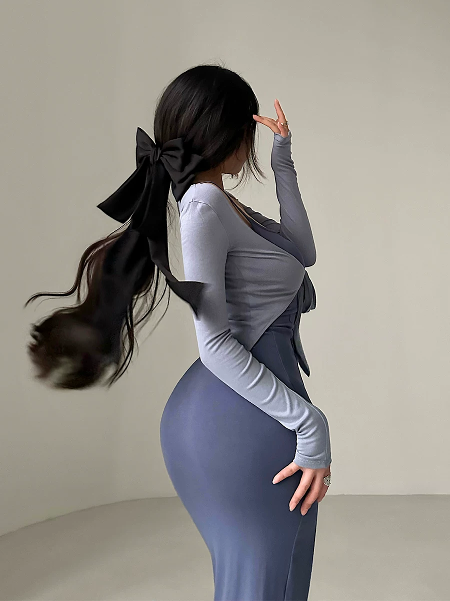 YoungGirlDay váy ôm sát gợi cảm, xẻ tà, có dây đeo, kèm áo khoác tay dài, bộ hai món.